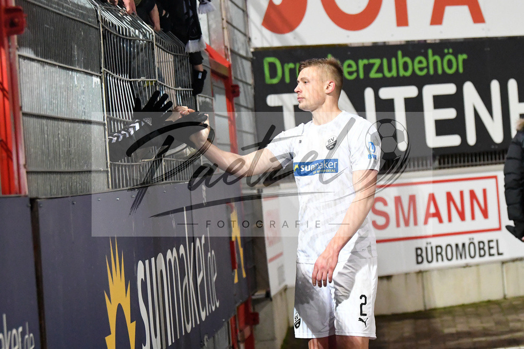 20200129_OSNSVS_0080JPG | Fußball, Herren: Aleksandr Zhirov (SV Sandhausen) schaut beim Spiel der 2. Bundesliga zwischen VfL Osnabrück vs. SV Sandhausen am 29.01.2020 im Stadion an der Bremer Brücke in Osnabrück, Deutschland.(Foto von Nico Paetzel) - Realisiert mit Pictrs.com