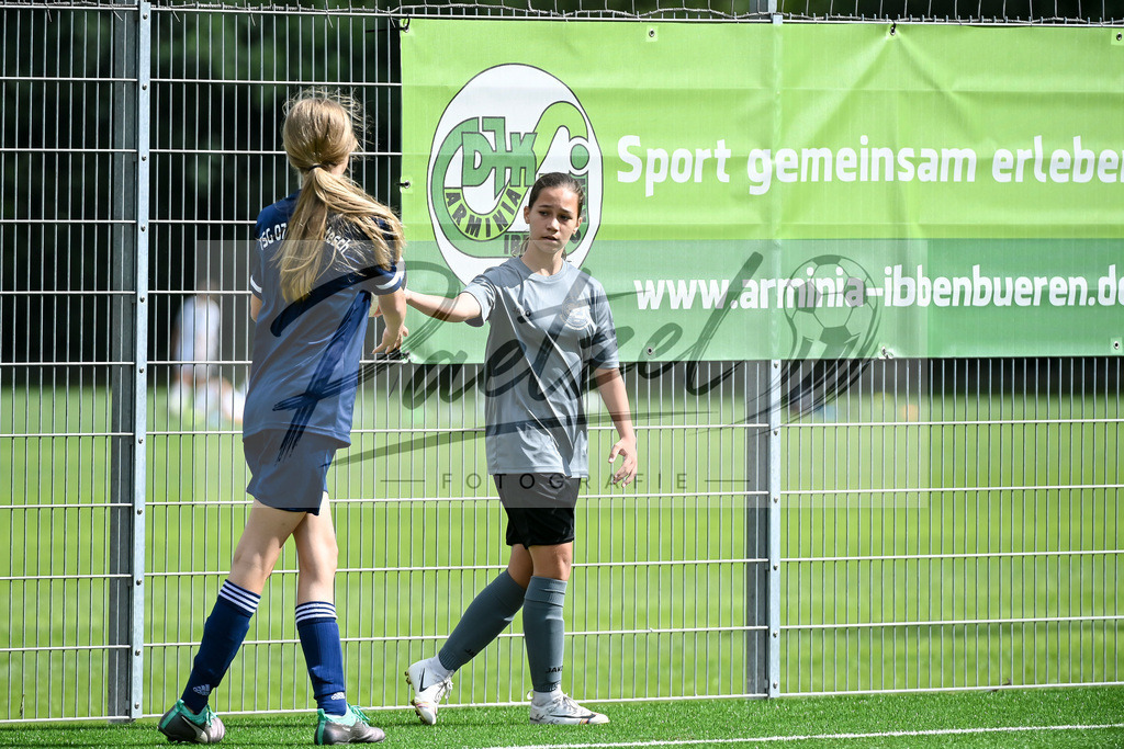 IBBGRE20200829_0065 | Fussball, C-Juniorinnen:   beim Testspiel zwischen DJK Arminia Ibbenbueren und TSG 07 Burg Gretesch im Sportzentrum Schierloh am 29.08.2020 in Ibbenbueren, Deutschland. - Realisiert mit Pictrs.com