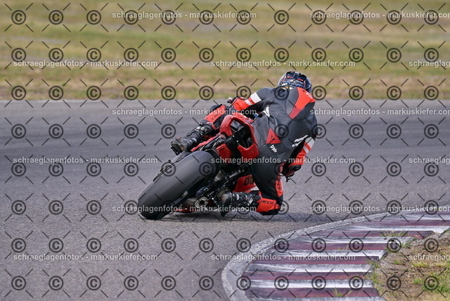 26bt05-1875 | markuskiefer.com - Realisiert mit Pictrs.com