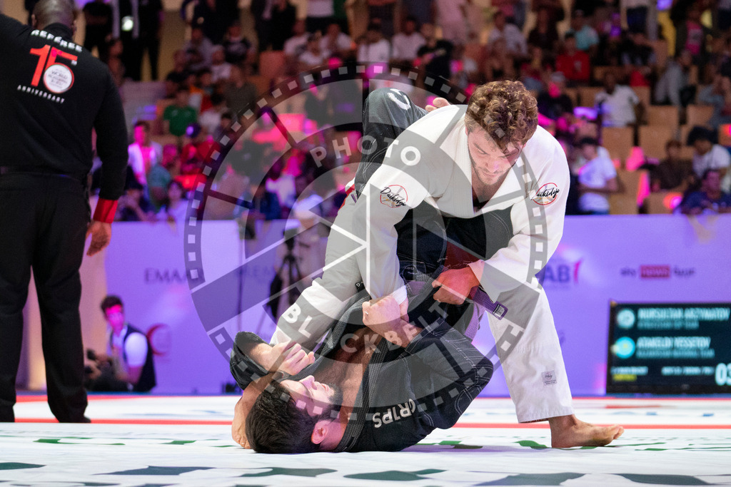 20231109PBB5573 | Fighters compete during the AJP World Professional Championship in the Mubadala Arena in Abu Dhabi, Arab United Emirates, on November 9, 2023.