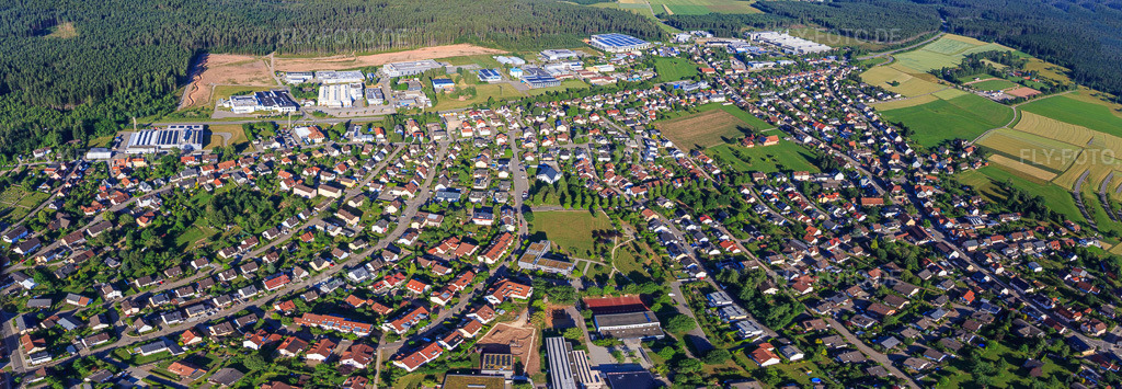 Luftbild: Ortsansicht aus Osten in Mönchweiler im Bundesland Baden-Württemberg in Deutschland. Foto: IMG_149215-Pano.jpg vom 29.06.2025 durch Werner Riehm/FLY-FOTO.deAuflösung des Originals: 10295 x 3565 px