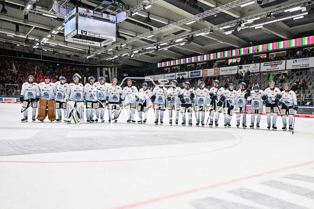 Augsburger Panther - Straubing Tigers | Augsburg, DEUTSCHLAND - 14. NOVEMBER: die Spieler der Tigers bedanken sich bei den mitgereisten Fans nach dem Auswärtssieg in Augsburg nach dem Ligaspiel zwischen den Augsburger Panthern und den Straubing Tigers am 18. Spieltag der Penny DEL im Curt Frenzel Stadion am 14.11.2025 / Feiern