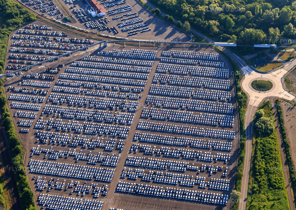 Aerial view: AARCHICUB - Parking space for the import of trucks and cars of Walon in Lauterbourg in the state Bas-Rhin, France. – Photo: IMG_100951.jpg taken on 06/17/2017 by Werner Riehm/FLY-FOTO.com – Resolution of the original: 4762 x 3372 px – Solutions logistiques pour l'industrie: