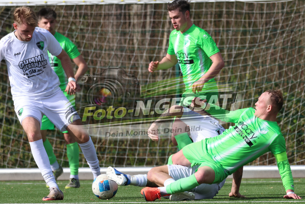 SC Bünde - TuS Ahmsen | Auf dem Bild zu sehen: weiß SC Bünde v.l.: Jordan Dusinovic, Anton Gladkov ; grün TuS Ahmsen: Jörn SeifertSC Bünde, TuS Ahmsen, Saison 25/26, Bezirksliga, Deutschland - Realisiert mit Pictrs.com