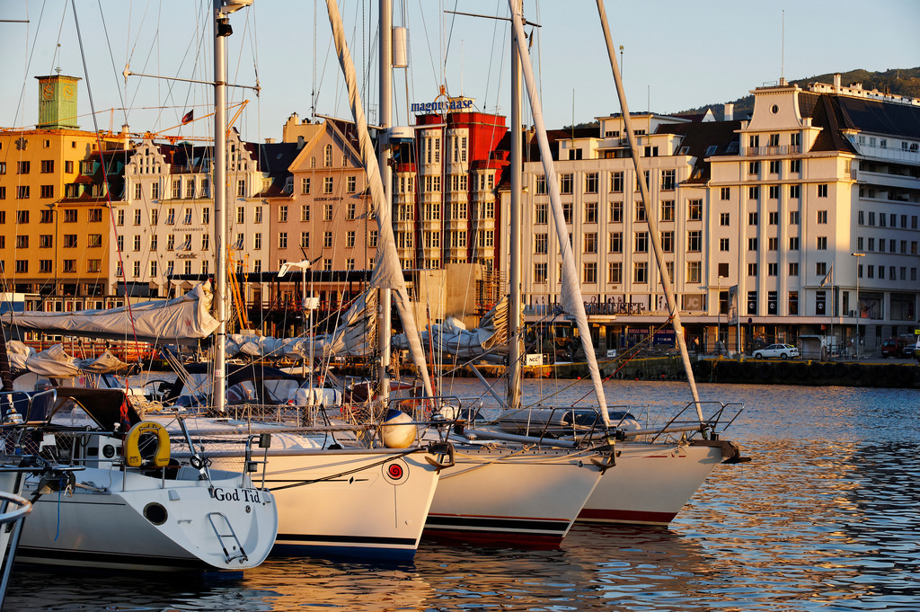 Bootshafen am Abend | Bergen, Norwegen - July 13, 2011: Urlaubsreise in Norwegen; Bootshafen am Abend - Realisiert mit Pictrs.com