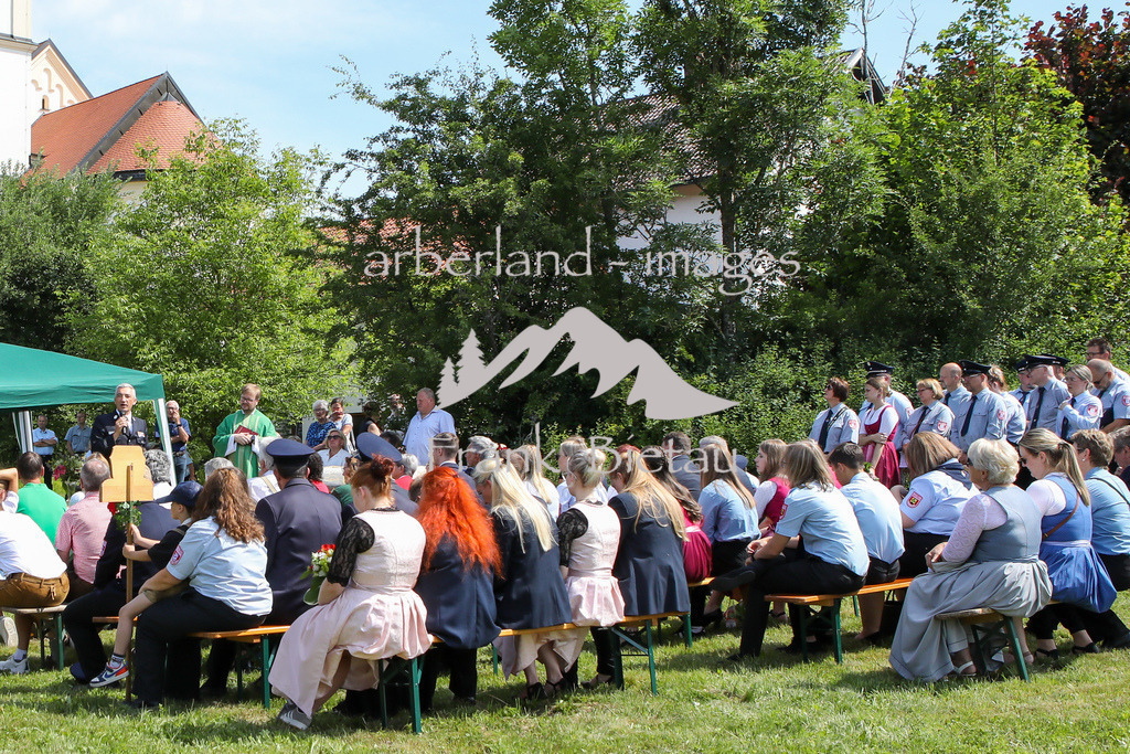 OE7A0341 | Feldgottesdienst hinter der Ludwigsthaler Kirche mit Segnung des neuen Fahrzeug der FFW