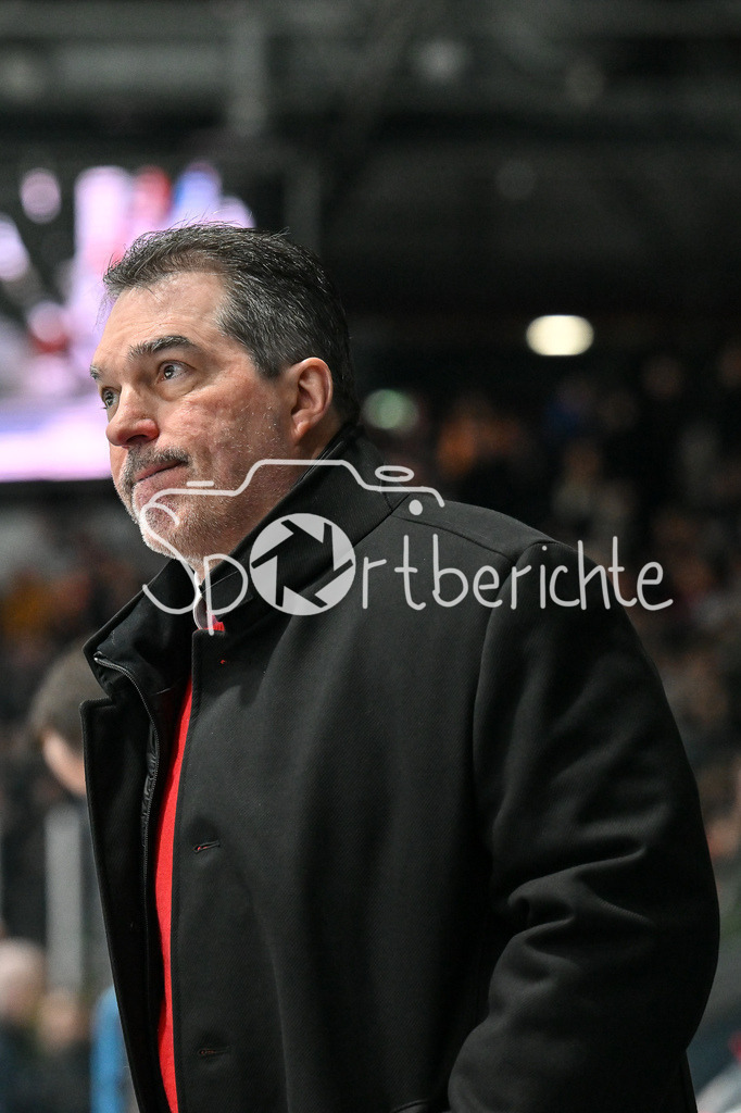 Löwen Frankfurt -Augsburger Panther | Im Bild ein enttaeuschter Larry MITCHELL Headcoach Augsburger Panther / freisteller / Einzelfoto / DEL: Loewen Frankfurt - Augsburger Panther, Eissporthalle Frankfurt am 14.02.2025