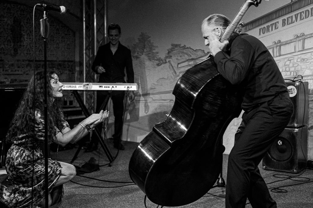 Maria Markesini Konzert | Maria Markesini meets Klazz Brothers im Forte Belvedere Leisnig zum Festival Hallo Leisnig 2022. - Realisiert mit Pictrs.com