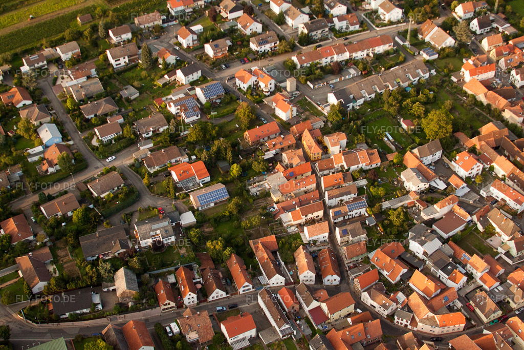 Luftbild: Godramstein, Neugasse im Ortsteil Godramstein in Landau im Bundesland Rheinland-Pfalz in Deutschland. Foto: IMG_33012.jpg vom 03.09.2010 durch Werner Riehm/FLY-FOTO.de