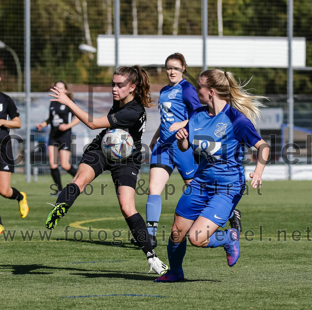 2023-10-21_083_FC_Langengeisling_gegen_TSV_Eching | Erding, Deutschland, 21.10.2023:
Fußball, Bezirksoberliga 2023 / 2024, 8. Spieltag, FC Langengeisling gegen TSV Eching, Endergebnis: 0:0

Julia Hauptkorn (TSV Eching, #16), Marie Huber (FC Langengeisling, #2)

Foto: Christian Riedel / fotografie-riedel.net