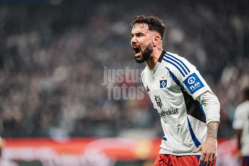 Fußball | Männer | Saison 2024/2025 | 2. Fußball-Bundesliga | 27. Spieltag | Hamburger SV vs. SV 07 Elversberg | 28.03.2025 | Marco Richter (#20, HSV) nicht einverstanden mit einer Schiedsrichterentscheidung ärgert sich ist sauer