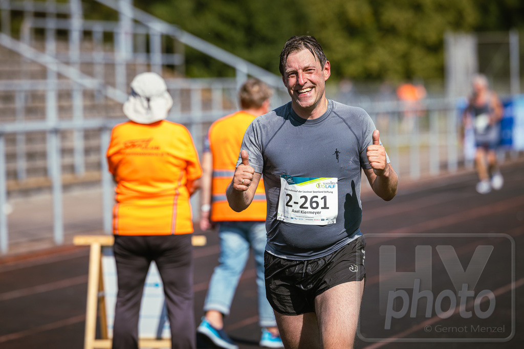 16. Hoywoj-CityLauf im Sportforum Hoyerswerda - 16.09.2023 | 10km-Volkslauf der Laausitzer Seenland Stiftung - Realisiert mit Pictrs.com