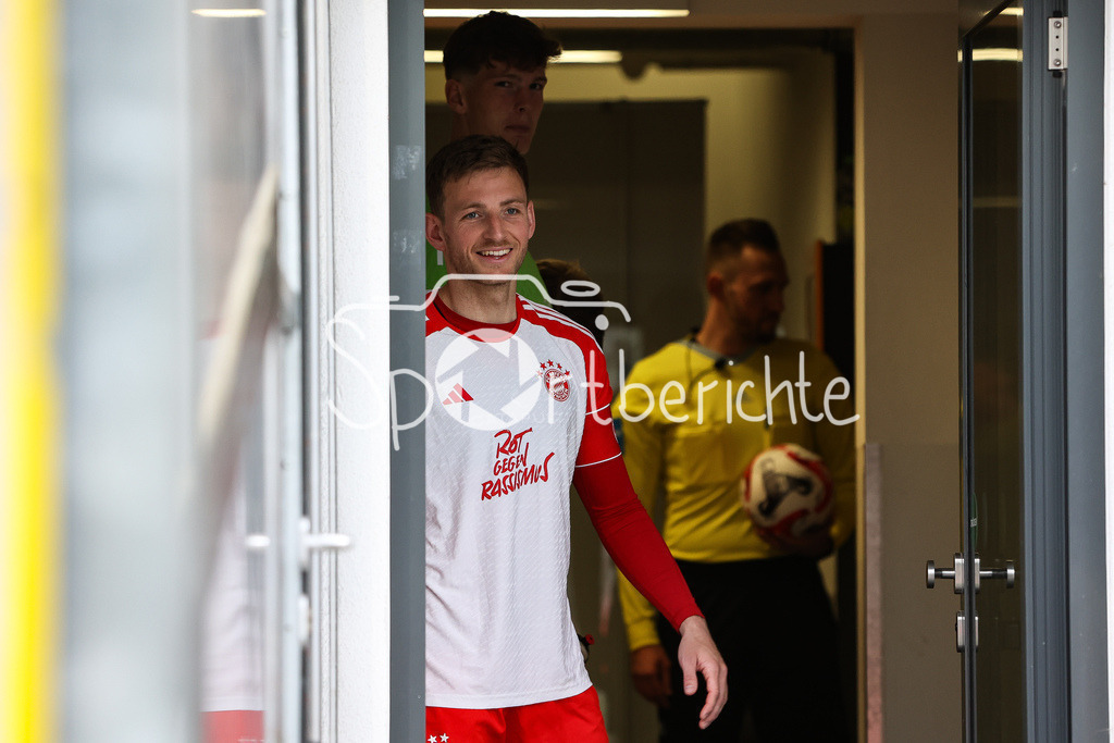 FC Bayern Amateure - TSV Buchbach | ein gluecklicher Timo KERN (FCB #10) freut sich auf die Partie gegen Buchbach / Spielertunnel