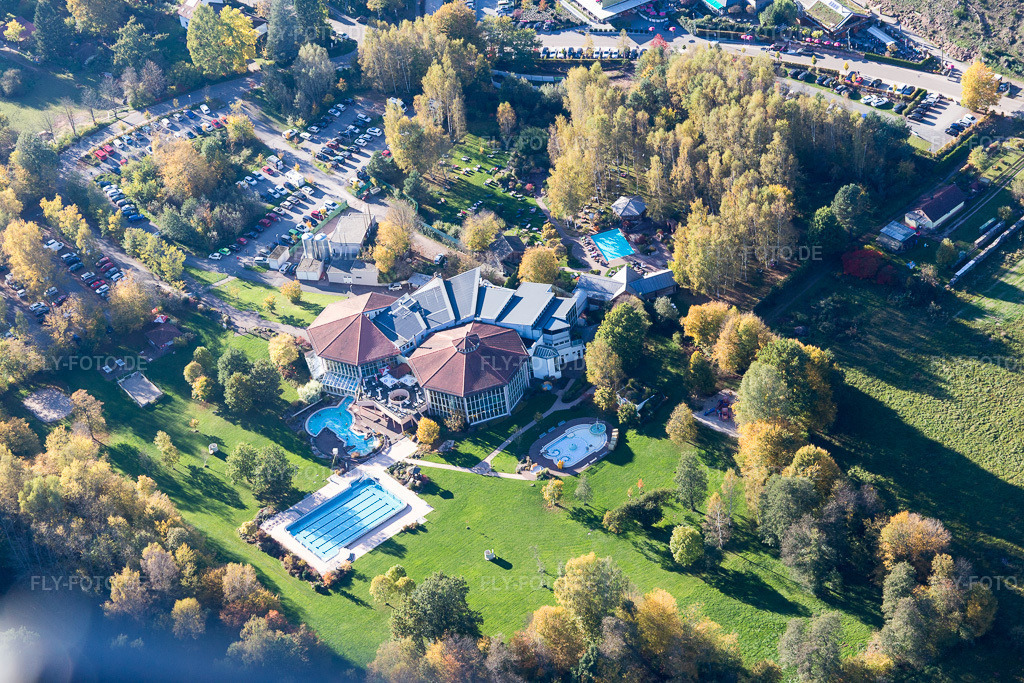 Luftbild: felsland Badeparadies in Dahn im Bundesland Rheinland-Pfalz in Deutschland. Foto: IMG_103980.jpg vom 14.10.2017 durch Werner Riehm/FLY-FOTO.deFelsland Badeparadies und Saunawelt Dahn | Eintauchen und Wohlfühlen