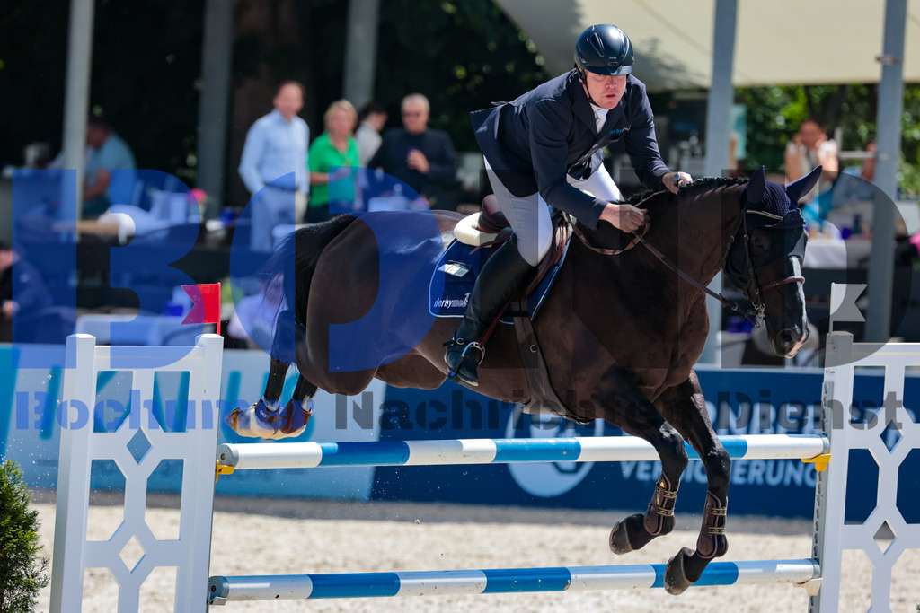 Longines Balve Optimum - Springen Samstag {date} -  | {headline}(Foto: Sebastian Sendlak / BOND) - Realisiert mit Pictrs.com