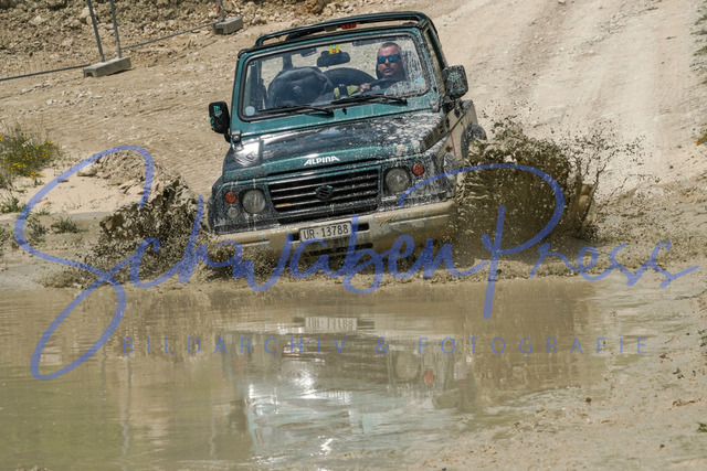 DSC09081 | Vierradfahrzeuge testen unterschiedliches Terrain - ueber Stock und Stein

Offroad Grundkurs im Steinbruch. Unterschiedliche Fahrgegebenheiten mit dem gelaendegaengigem Offroad-Fahrzeug. 

Deutschland, Geisingen, Steinbruch Meichle und Mohr, 10.06.2023