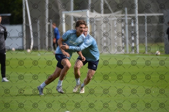 RGE_0359 | Hertha BSC, 2.Bundesliga, Herren, Fußball, Training auf dem Schenckendorffplatz, Mittwoch 09.09. 2026, Saison 2026/27, von li. Soufian Gouram ( Hertha BSC ),  Julian Eitschberger ( Hertha BSC ),  Fotograf: Ralf Gebhardt - Realisiert mit Pictrs.com