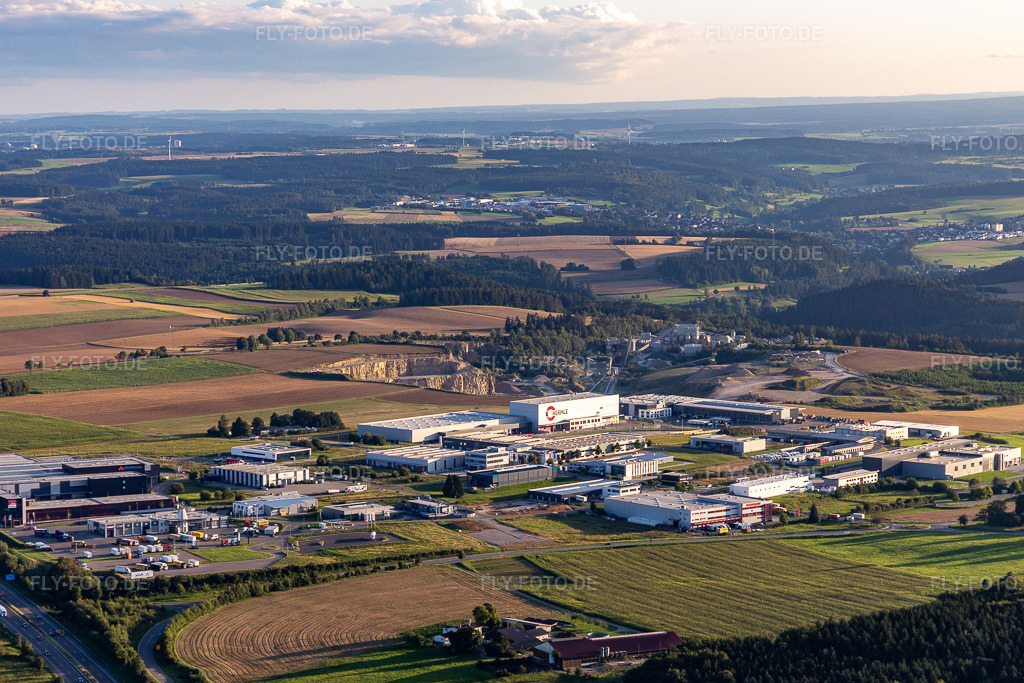 Luftbild: Industriegebiet Albring/Schwarzwaldring: Maschinenfabrik Berthold Hermle AG, RAMPF Production Systems GmbH & Co.KG in Zimmern ob Rottweil im Bundesland Baden-Württemberg in Deutschland. Foto: IMG_128696.jpg vom 27.08.2021 durch Werner Riehm/FLY-FOTO.de