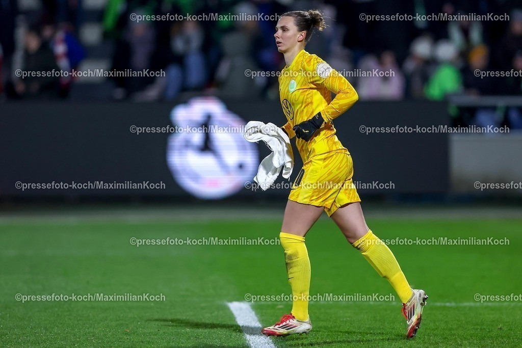 Koe07022501041 | 07.02.2025, Frauen Fußball, 1. FC Köln - VfL Wolfsburg, 1. Fußball Bundesliga, Franz-Kremer-Stadion, Saison 2024 2025: Torwart Anneke Borbe (VfL Wolfsburg #30) DFB regulations prohibit any use of photographs as image sequences and or quasi-video.