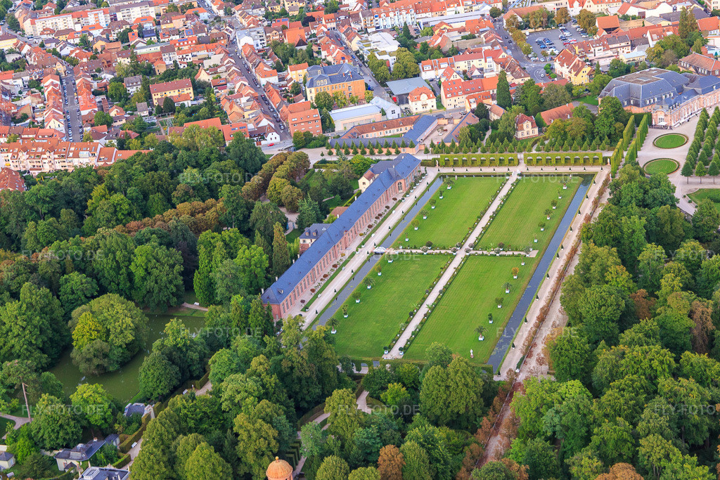 Luftbild: Orangerie und Rasenfläche im Schwetzinger Schlossgarten in Schwetzingen im Bundesland Baden-Württemberg in Deutschland. Foto: IMG_102622.jpg vom 24.08.2017 durch Werner Riehm/FLY-FOTO.deGartenmoschee