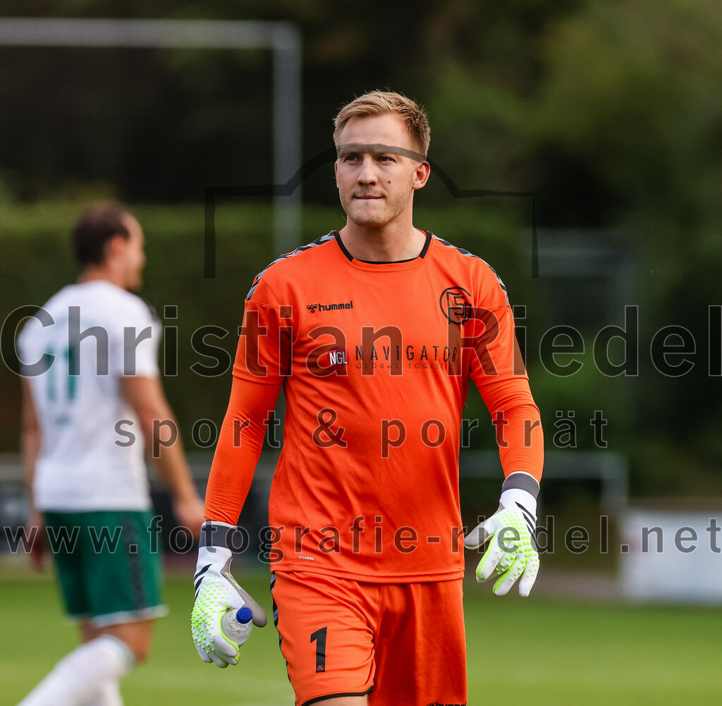 2023-07-28_014_FC_Schwaig_gegen_TSV_1860_Rosenheim | Oberding, Deutschland, 28.07.2023:
Fußball, Landesliga Südost 2023 / 2024, 3. Spieltag, FC Schwaig gegen TSV 1860 Rosenheim, Endergebnis: 1:1

Torwart Franz Hornof (FC Schwaig, #1)

Foto: Christian Riedel / fotografie-riedel.net