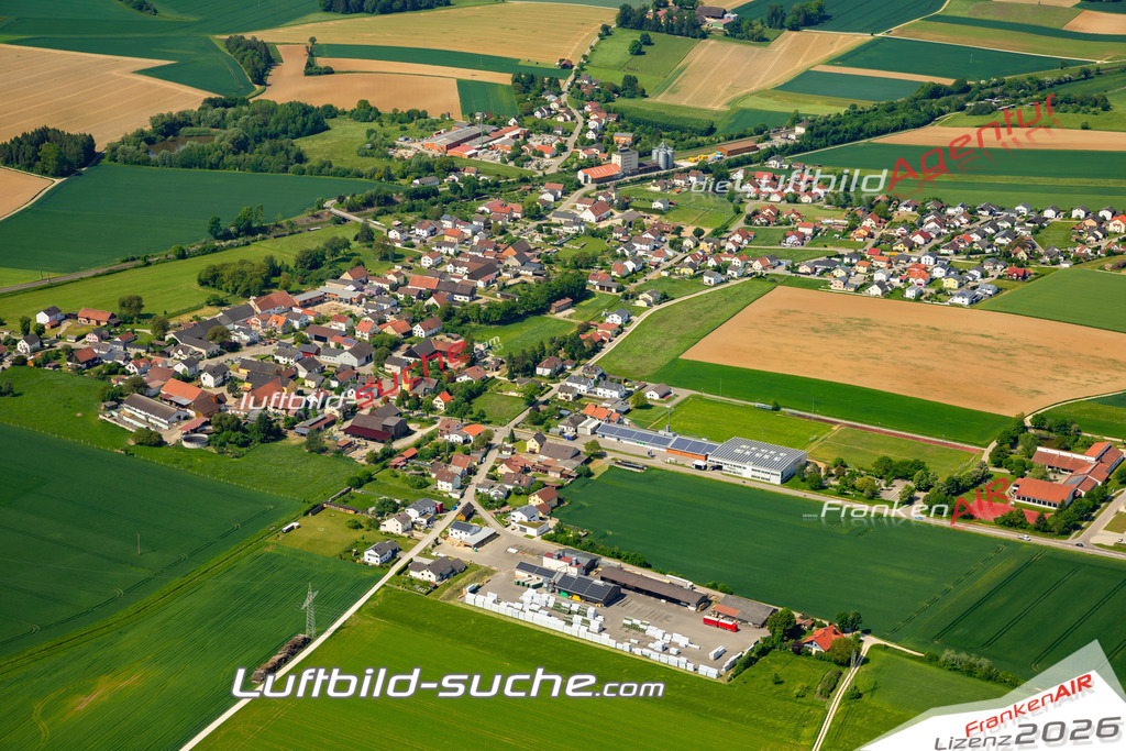 Das Luftbild zeigt  Adelschlag - Die Luftaufnahme wurde 2023 vom UL-Flugzeug aus erstellt ( keine Drohne ) - Hochauflösende Luftaufnahme - Für grossformatige Ausdrucke geeignet. Die Geschenkidee !Mit Lizenz und Bildrechte bestellbar