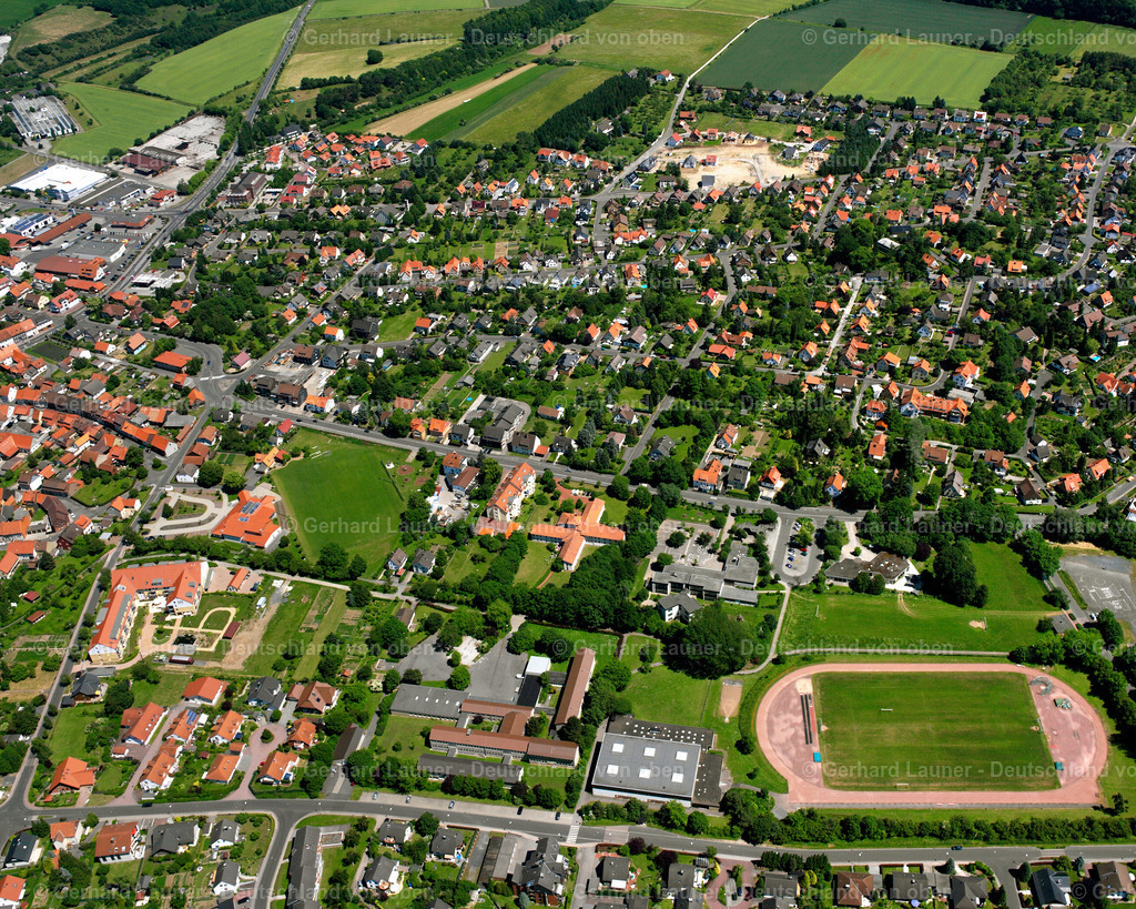 2508266 | DRANSFELD 01.05.2005 Wohngebiet - Mischbebauung der Mehr- und Einfamilienhaussiedlung  in Dransfeld im Bundesland Niedersachsen, Deutschland // Residential area - mixed development of a multi-family housing estate and single-family housing estate  in Dransfeld in the state Lower Saxony, Germany Foto: Gerhard Launer