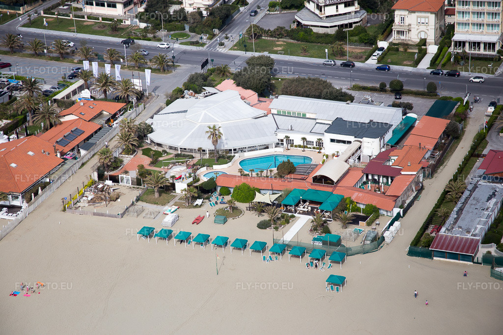 Vue aérienne: Paysage côtier sur la plage de sable de la mer Ligure à Forte dei Marmi dans le département Lucca, Italie – .Photo: IMG_086915.jpg prise le 03/04/2016 par Werner Riehm/FLY-FOTO.eu – Résolution de l'original: 5472 x 3648 px