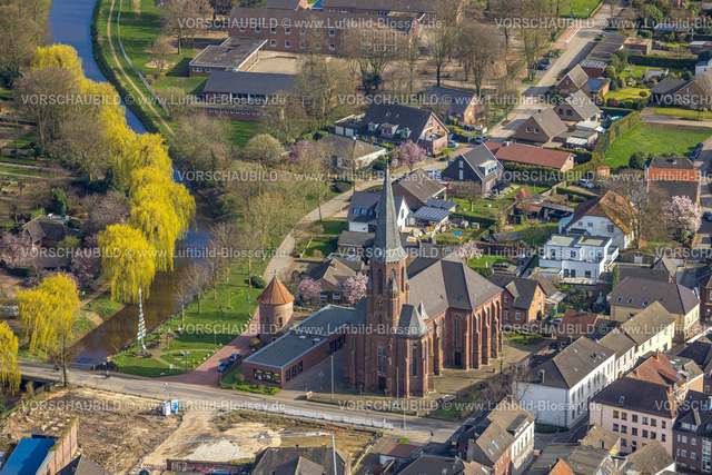 Isselburg240313797 | Luftbild, St. Bartholomäus Kirche mit Pfarrzentrum und Stadtturm am Fluss Issel, Isselburg, Nordrhein-Westfalen, Deutschland
