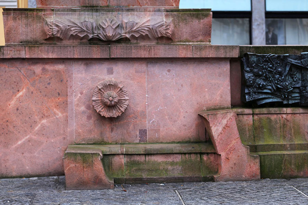 Foto: Leipzig - Gedenkrelief Markt | Das Team hinter BILDLEXIKON LEIPZIG bündelt historische wie aktuelle Informationen über die Stadt Leipzig in Text und Bild auf einer Plattform und stellt diese der interessierten Öffentlichkeit zur Verfügung.