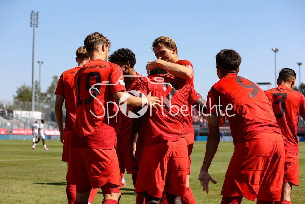 FC Würzburger Kickers - FC Bayern Amateure | jubel nach dem Treffer zum 0-1 durch Nestory IRANKUNDA (FC Bayern München II #7) / Tor / Freude / Happy / Torschuetze / Flick Flack / Salto / Regionalliga Bayern: FC Würzburger Kickers - FC Bayern München II, AKON Arena am 24.08.2024
