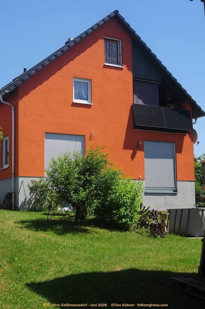 Geißmannsdorf-2026-Ortsbilder-506 | Geißmannsdorf bei Bischofswerda im Sommer 2026. Ein fotografischer Streifzug durch das Dorf Geißmannsdorf, mit Gebäuden, Straßen, Strohpuppen und geschmückten Vorgärten und Grundstücken anlässlich der 800-Jahr-Feier von Geißmannsdorf im Juni 2026 - Realisiert mit Pictrs.com
