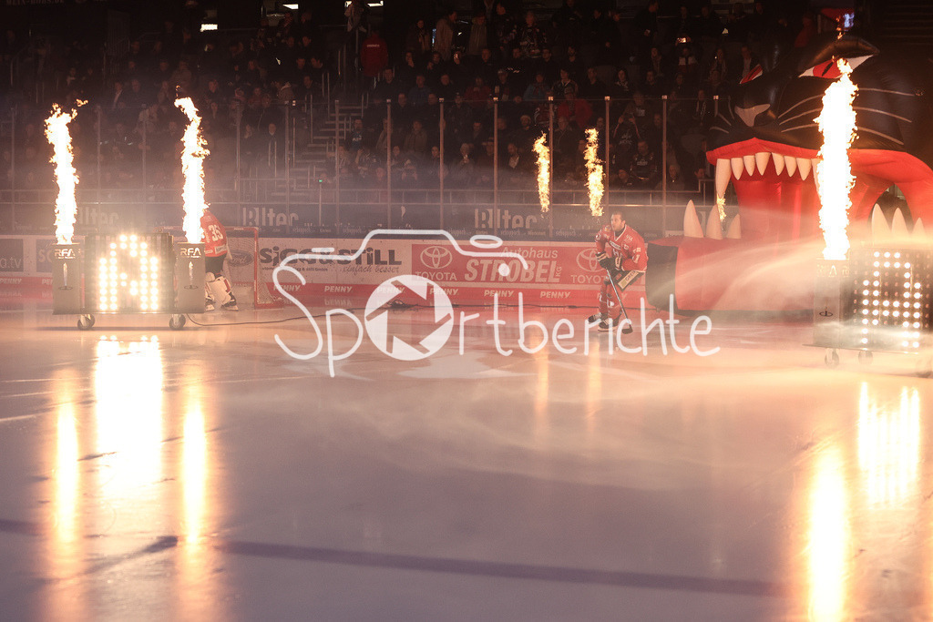 Augsburger Panther - Adler Mannheim | Mick KOEHLER (AEV #11) beim Einlauf vor der Partie gegen Mannheim / Einzelfoto / Freisteller / Feuer / Symbolbild