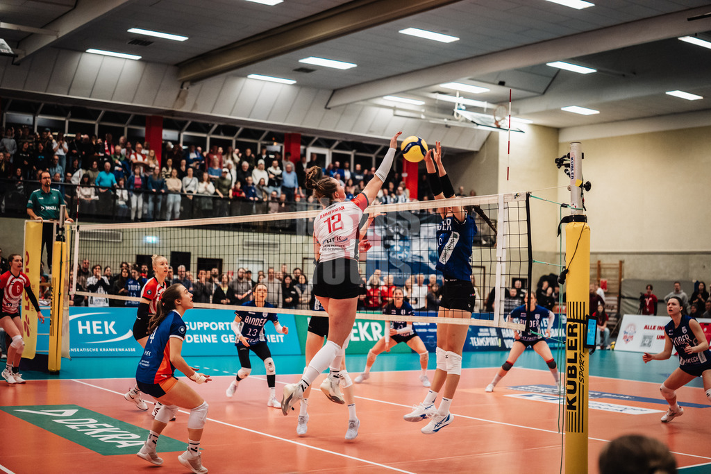 Volleyball | Frauen | Saison 2025/2026 | Volleyball Bundesliga | ETV Hamburger Volksbank Volleys vs. Binder Blaubären TSV Flacht | 06.12.2025 | Hannah Ammerman (#12, ETV Hamburger Volksbank Volleys) beim Angriff