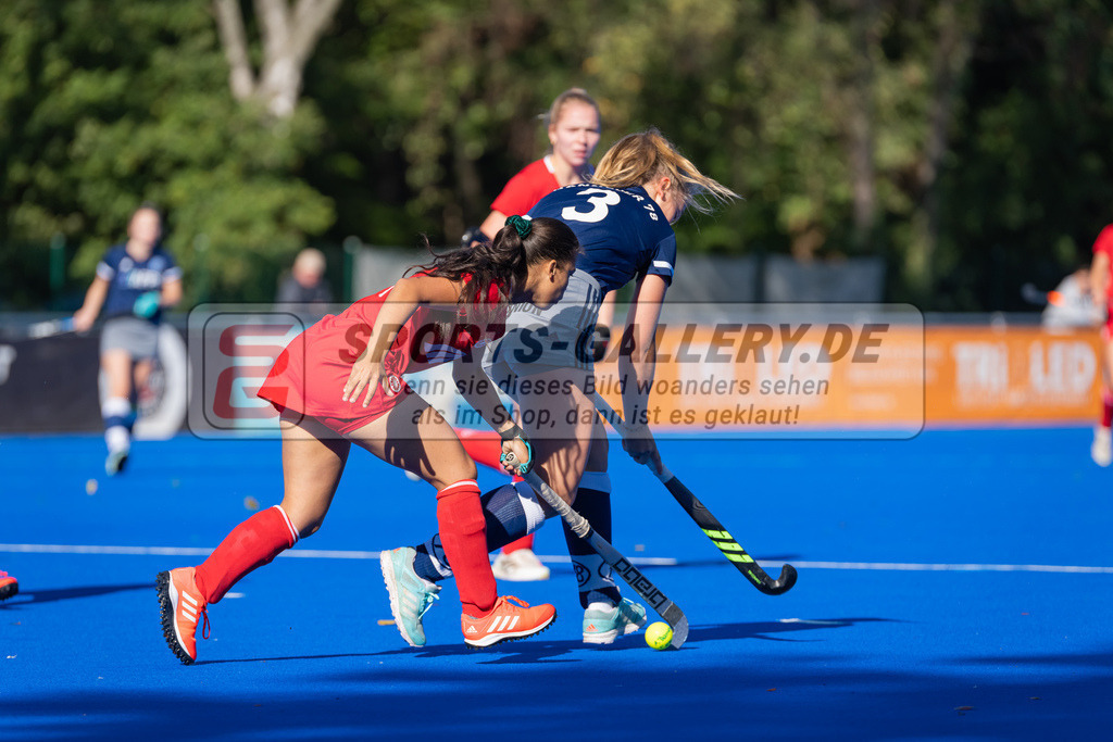 HK_20221009_100661 | 2. Bundesliga Damen Crefelder HTC - Hannover 78 am 9.10.2022 Crefelder HTC, Krefeld , Louise Mangold ( Hannover 78 #3 ) , Malikah Hamza ( Crefelder HTC #6 )