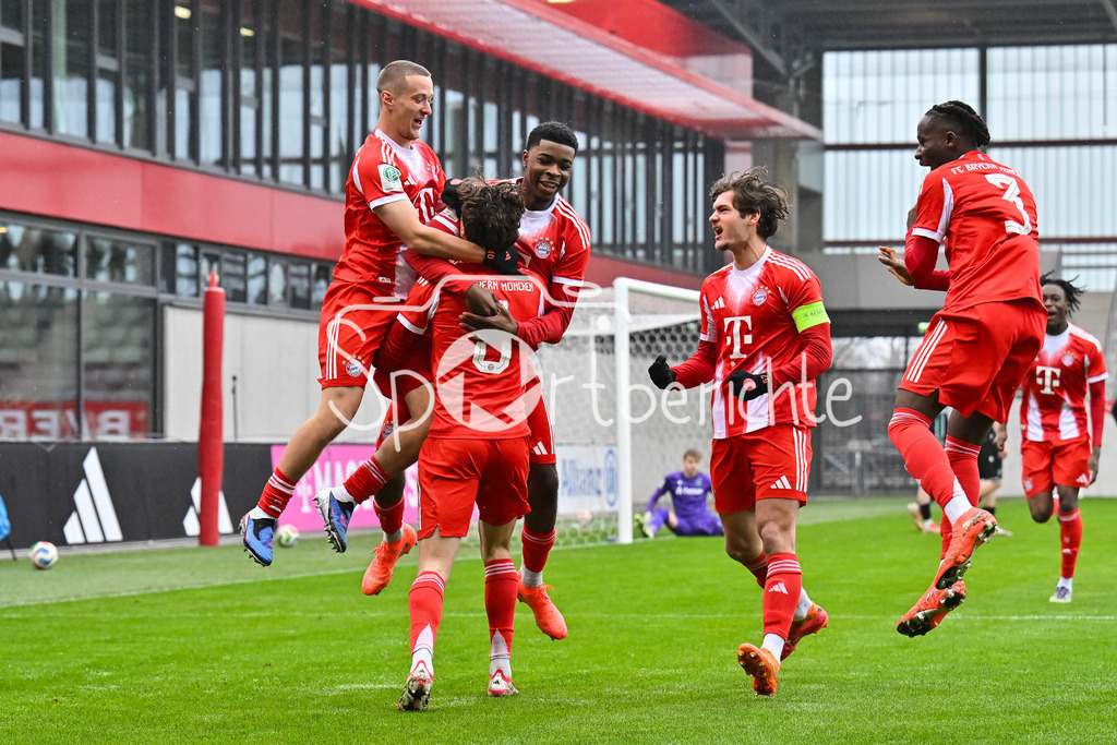 FC Bayern München - Hannover 96 | MUNICH, GERMANY - 15. FEBRUARY: Jubel der Bayern nach dem Treffer zum 1-0 durch David DAIBER (FC Bayern München 6) / Tor / Torschuetze / Freude / Happy während dem Spiel zwischen der U19 des FC Bayern München und der U19 von Hannover 96 am 2. Spieltag der Hauptrunde der U19-DFB-Nachwuchsliga am FC Bayern Campus