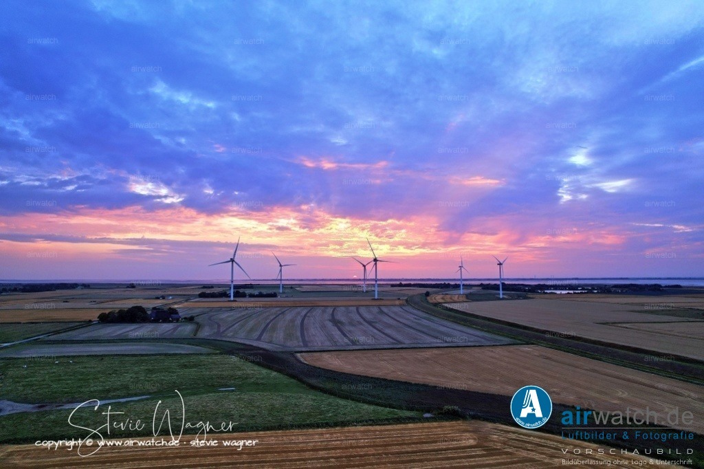 Windpark - Simonsberg | Entdecken Sie atemberaubende Luftbilder und Fotografien auf airwatch.de - Tauchen Sie ein in eine Welt voller faszinierender Aufnahmen aus der Vogelperspektive.