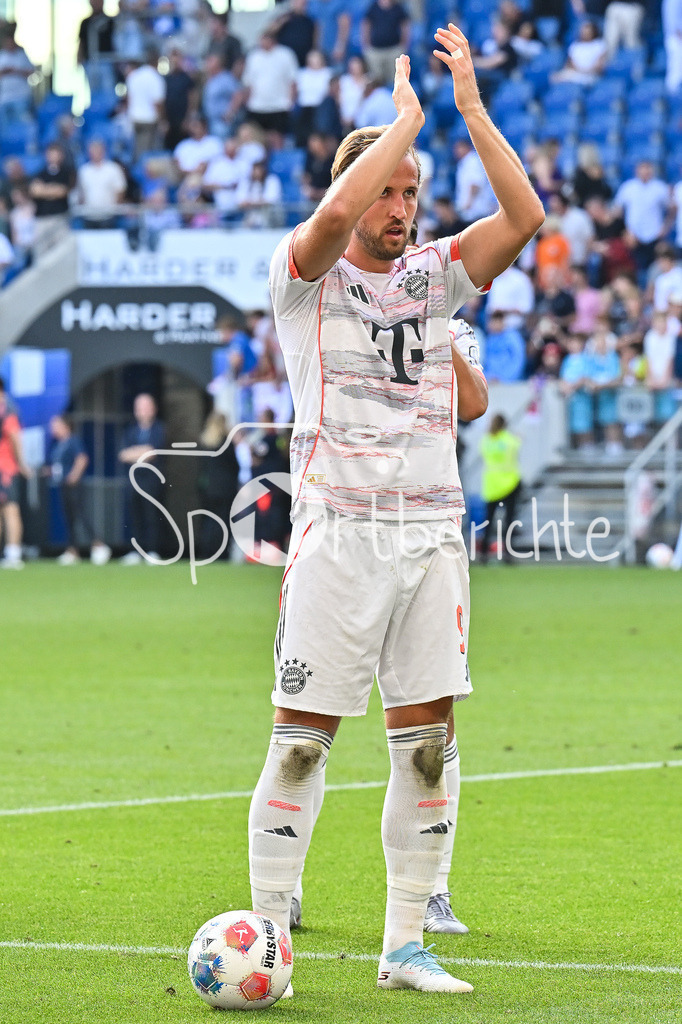 TSG 1899 Hoffenheim - FC Bayern München | Die Spieler der Bayern feiern nach dem Sieg in Hoffenheim mit ihren Fans, Harry KANE (FC Bayern Muenchen 9), Einzelfoto / Freisteller  / Bundesliga: TSG 1899 Hoffenheim - FC Bayern München; PreZero-Arena am 20.09.2025 / DFL REGULATIONS PROHIBIT ANY USE OF PHOTOGRAPHS AS IMAGE SEQUENCES AND/OR QUASI-VIDEO