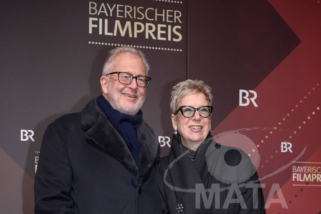 _DWI5125 | Doris Dörrie mit Partner Martin Moszkowicz bei der Verleihung des 47. Bayerischen Filmpreises 2026  im Prinzregententheater. München, Deutschland. Der Bayerische Filmpreis wird seit 1979 von der Bayerischen Staatsregierung verliehen, um die Bedeutung des Kinofilms als Kulturgut herauszustellen - Realisiert mit Pictrs.com