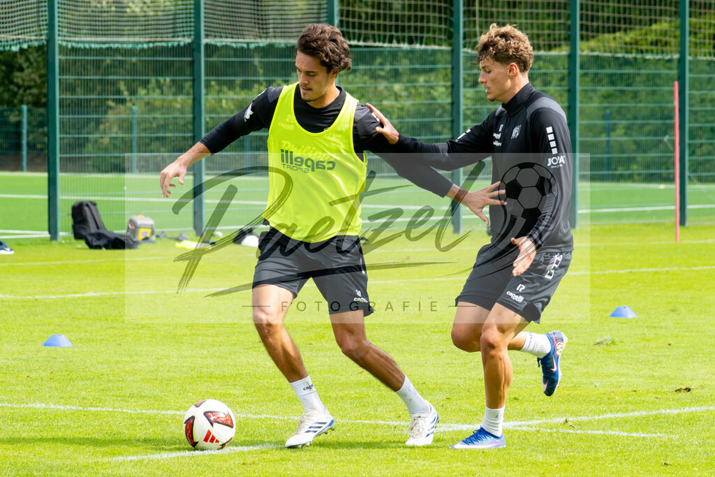 20260909_TRAOSN_0446 | Fußball, Herren: Theo Janotta (VfL Osnabrück) und Luca Raimund (VfL Osnabrück) im Zweikampf beim Training des VfL Osnabrück am 09.09.2026 im Sportpark Illoshöhe in Osnabrück, Deutschland.(Foto von Nico Paetzel) - Realisiert mit Pictrs.com