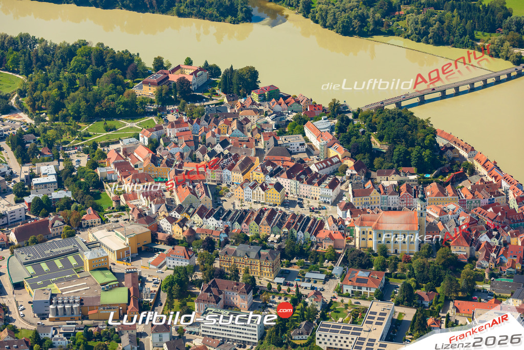 Luftaufnahme der Stadt Schärding - Die Luftaufnahme wurde 2025 vom UL-Flugzeug heraus erstellt ( keine Drohne ) - Hochauflösende Luftaufnahme - für professionelle Ausdrucke geeignet. Die Geschenkidee !Mit Lizenz und Bildrechte bestellbar