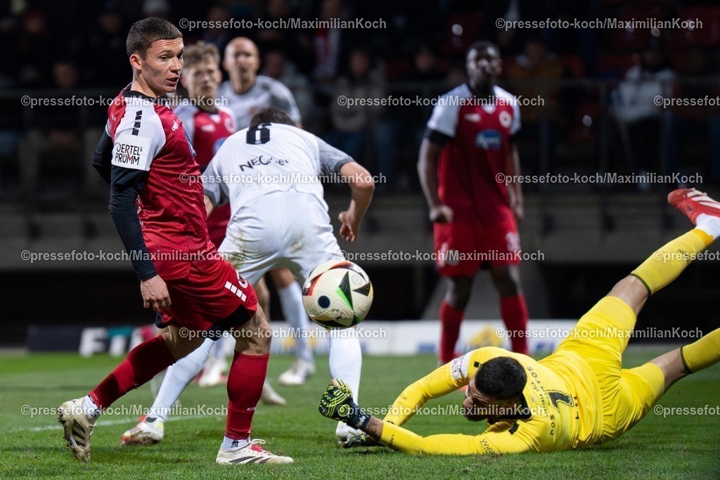 xYDR12032501177 | 12.03.2025, xydrx, Fußball, Viktoria Köln - Rot-Weiss Essen, 3.Liga, Sportpark Höhenberg, Saison 2024 2025:  Jakob Golz (Rot-Weiss Essen #1)Niklas May (Viktoria Köln #37). DFB regulations prohibit any use of photographs as image sequences and or quasi-video.