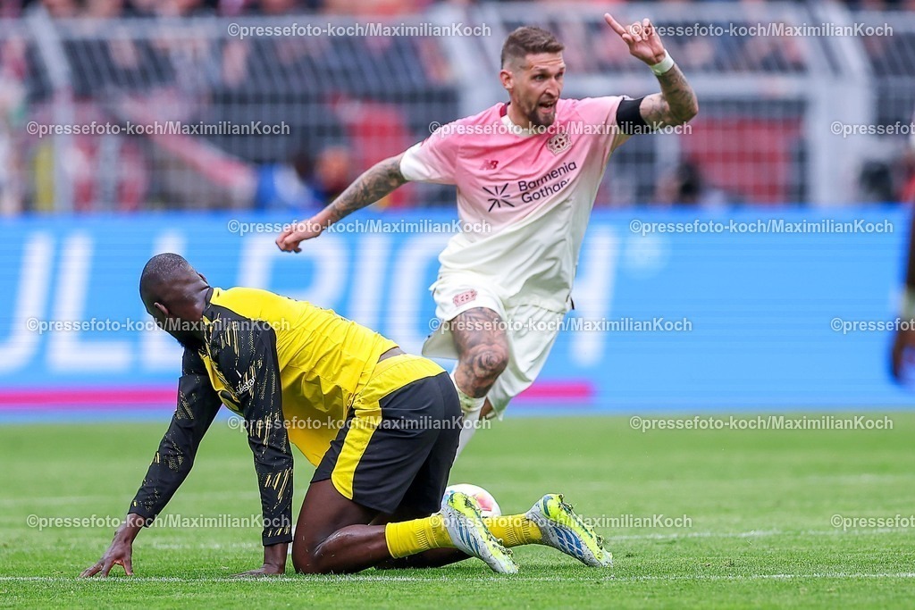 BVB11042601062 | 11.04.2026, Fußball, Borussia Dortmund - Bayer 04 Leverkusen, 1. Fußball Bundesliga, 29. Spieltag, Signal Iduna Park, Saison 2025 2026: Serhou Guirassy&nbsp;(BVB #09) kniet neben Robert Andrich&nbsp;(Bayer04 Leverkusen #08) auf dem Boden  DFB regulations prohibit any use of photographs as image sequences and or quasi-video.