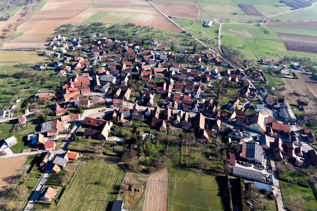 Vue aérienne: Vue de la ville à Ettendorf dans le département Bas Rhin, France. Photo: IMG_097524.jpg prise le 16/03/2017 par Werner Riehm/FLY-FOTO.eu – Résolution de l'original: 4788 x 3192 px