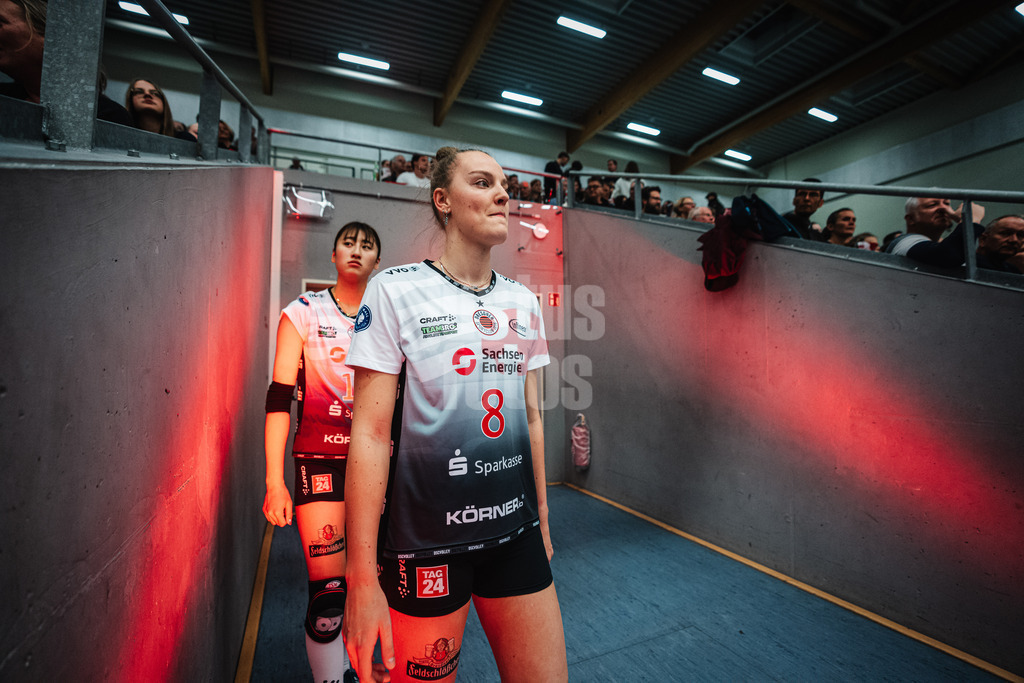 Volleyball | Frauen | Saison 2025/2026 | Volleyball Bundesliga | ETV Hamburger Volksbank Volleys vs. Dresdner SC | 15.11.2025 | Jette Kuipers (#8, Dresdner SC) auf dem Weg in die Arena