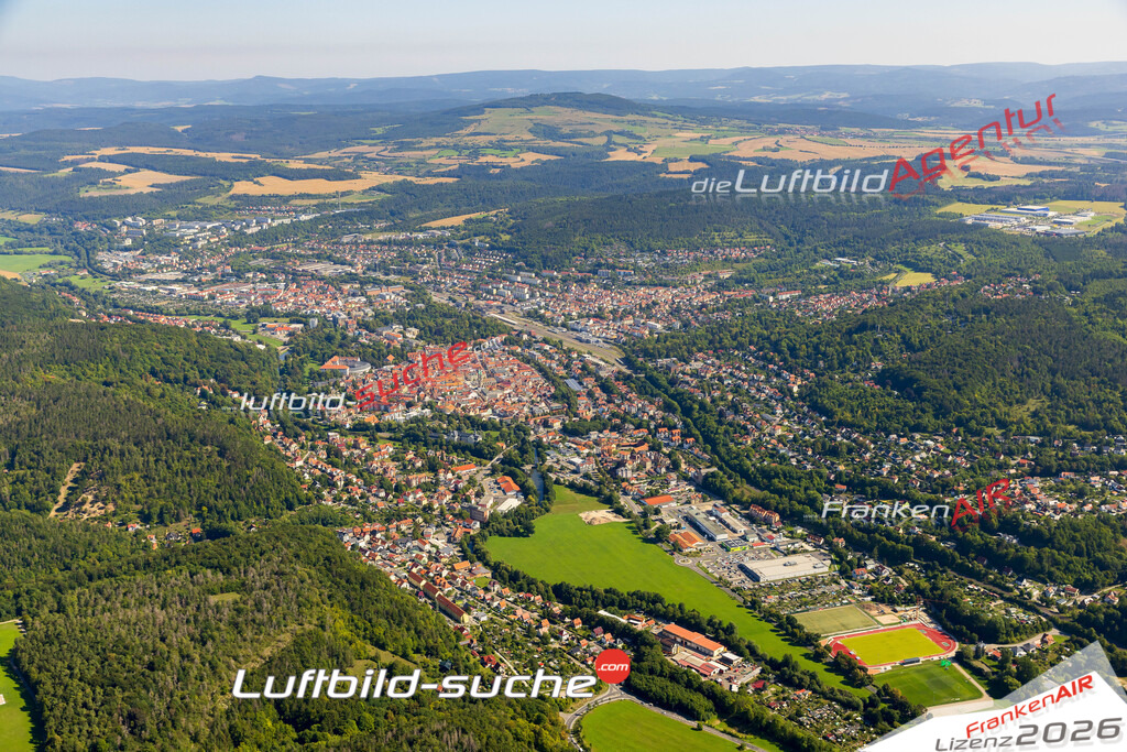 Luftbild der Stadt Meiningen - Die Luftaufnahme wurde 2025 vom UL-Flugzeug heraus erstellt ( keine Drohne ) - Hochauflösende Luftaufnahme - für professionelle Ausdrucke geeignet. Die Geschenkidee !Hier alle&nbsp;Infos zur Lizenzierung der LuftaufnahmeWir fliegen auch dieses Jahr wieder in Ihre Region um Luftbilder zu erstellen.- Luftbild anfragen