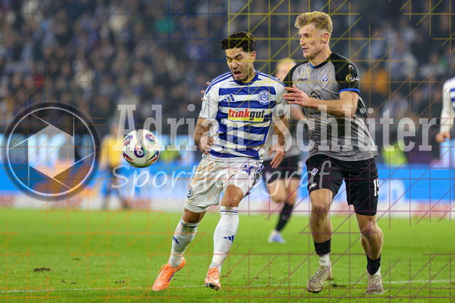 MSV Duisburg vs SV Waldhof Mannheim - 3. Liga | Duisburg, Deutschland, 07.11.25:   Mert Göckan (MSV Duisburg) und Malte Karbstein (SV Waldhof Mannheim) im Kampf um den Ball waehrend des Spiels der 3. Liga MSV Duisburg vs SV Waldhof Mannheim in der schauinsland-reisen-arena(Foto von Brauer-Fotoagentur / Adrian Schlueter)