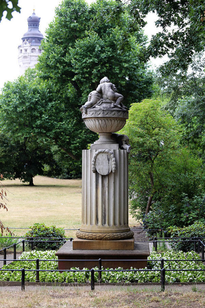 Foto: Leipzig - Gellert-Denkmal | Das Team hinter BILDLEXIKON LEIPZIG bündelt historische wie aktuelle Informationen über die Stadt Leipzig in Text und Bild auf einer Plattform und stellt diese der interessierten Öffentlichkeit zur Verfügung.