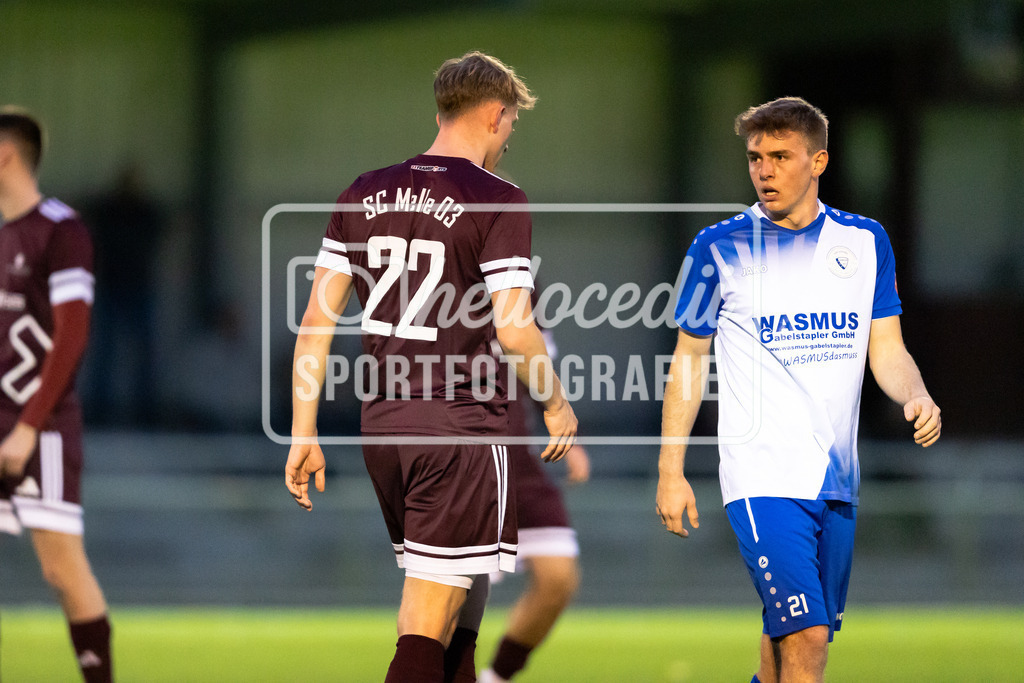 Fußball I Herren I Saison 2025-2026 I Bezirksliga Weser Ems I 21. Spieltag I SC Melle 03 II - TSV Riemsloh I 10587-18 | Florian Placke (22, SC Melle 03) - Realisiert mit Pictrs.com