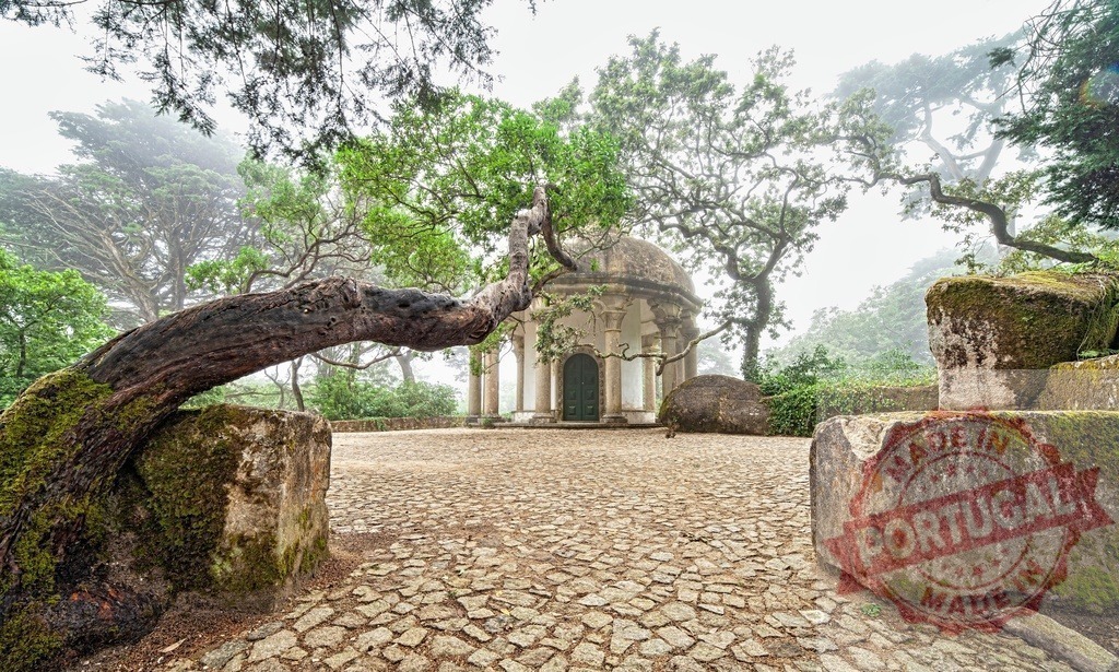 Monserrate Palace Park gazebo in foggy weather | Gazebo in Monserrate Palace Park surrounded by fog and ancient trees - Realized with Pictrs.com